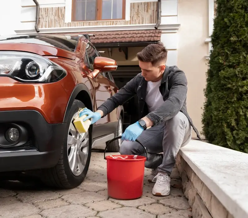 Lavage auto à domicile Étel : professionnel intervenant sur un véhicule